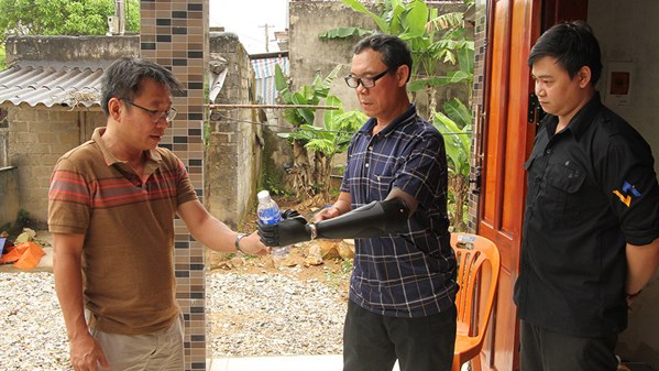 Quảng Bình: Hành trình đem cuộc sống mới cho những nạn nhân bom mìn được lắp cánh tay điện