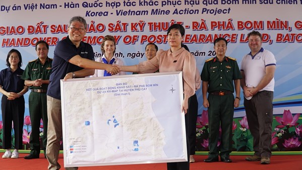 Hình ảnh lễ bàn giao đất sau khảo sát kỹ thuật và rà phá ngày 20/10/2020 tại tỉnh Bình Định trên truyền hình quốc phòng