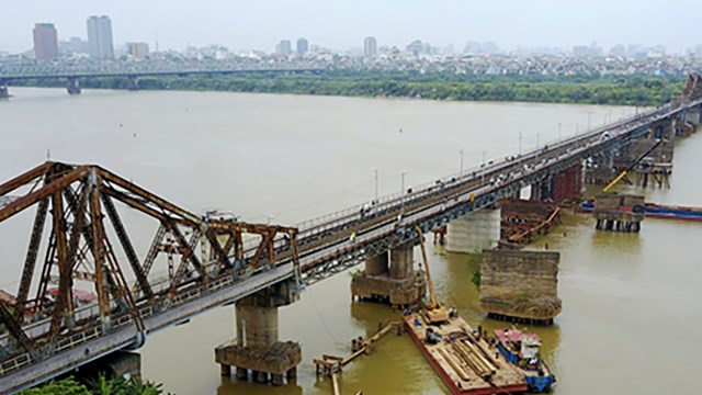 Hanoi to deactivate wartime bomb found in major river