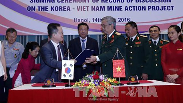 Vietnam and South Korea cooperate to recover from post-war bombs, mines