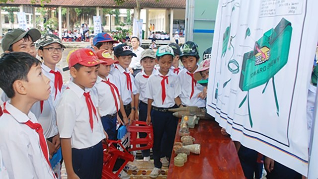 Vietnam, UNDP map out mine risk education