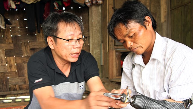 Quảng Bình: Khởi đầu mới cho những nạn nhân bom mìn được lắp cánh tay điện