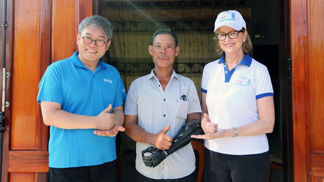 Giám đốc Quốc gia KOICA Việt Nam thăm nạn nhân bom mìn được lắp cánh tay điện