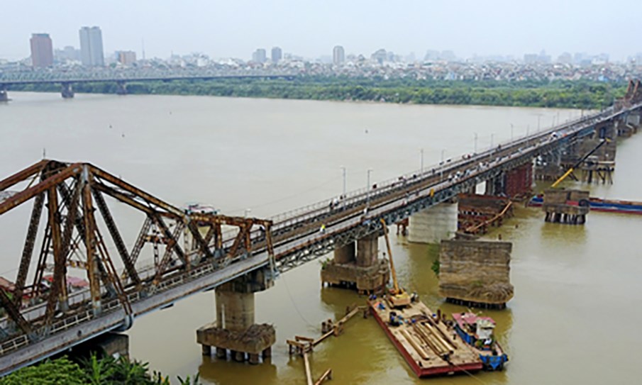 Hanoi to deactivate wartime bomb found in major river