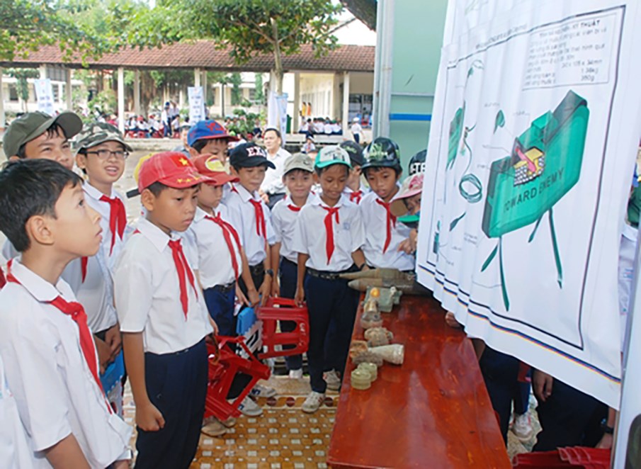 Vietnam, UNDP map out mine risk education