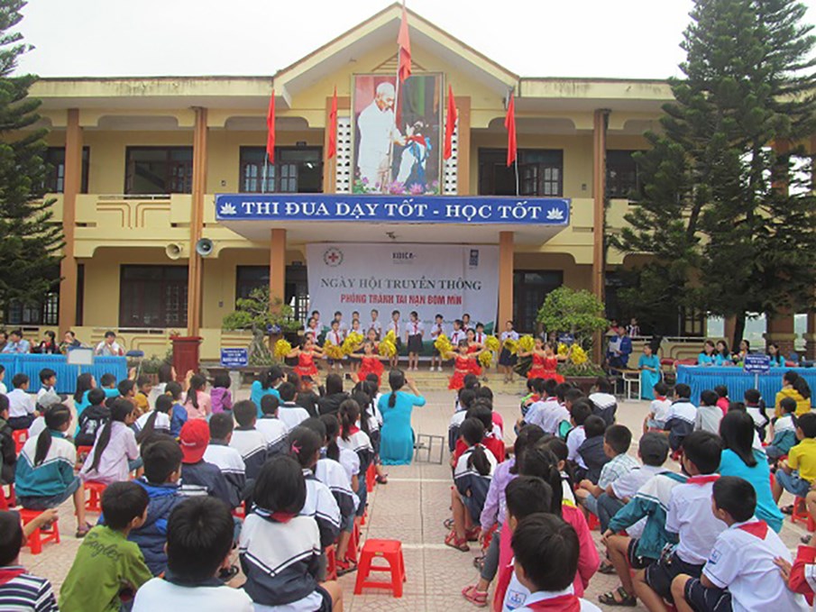 Quang Binh red cross: organizing a communication event to prevent landmine / uxo accidents